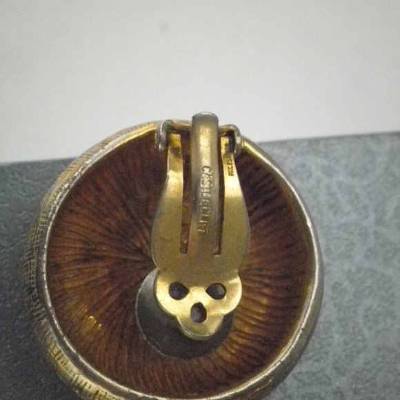 Vintage Castle Cliff Textured 1.25" Round Earrings Clip On - Picture 6 of 7